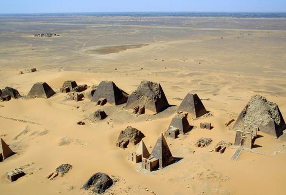 Vista aérea de las pirámides de Meroe en el año 2001. (B N Chagny/CC BY SA 1.0)