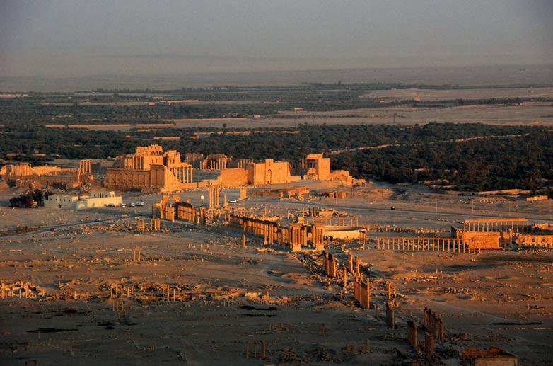 Vista aérea de la antigua ciudad de Palmira (Tadmur), 2008, en la que se pueden observar el ahora destruido Templo de Bel, la Columnata y el Arco de Triunfo. (CC BY 2.0)