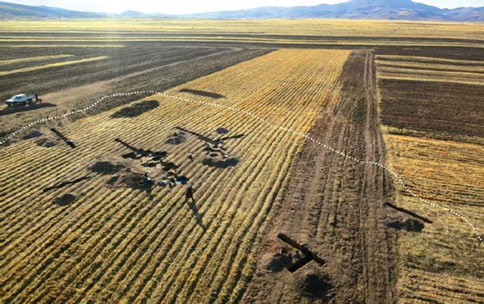Vista aérea en dirección noroeste del lugar de las excavaciones en Soro Mik’aya Patjxa, situado en una vasta llanura del altiplano cercana al centro de la cuenca del río Ilave. (Fotografía: Randall Haas)