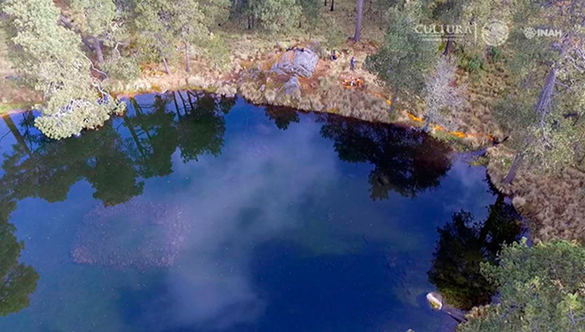 Vista aérea del lago en Nahualac, yacimiento situado sobre la ladera del volcán Iztaccíhuatl cuyo santuario fue concebido para representar el universo. Fuente: Isaac Gómez, cortesía del Proyecto Arqueológico Nahualac, SAS-INAH.
