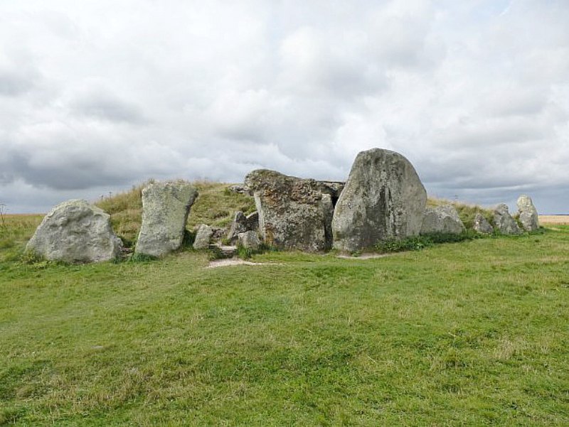 El Túmulo de West Kennet forma parte del conjunto megalítico de Stonehenge, Avebury y lugares anexos, nombrado Patrimonio de la Humanidad por la UNESCO en el año 1986. (Fotografía: Hipertextual)