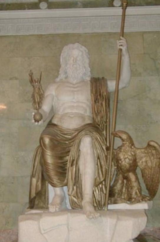 Zeus sedente romano de mármol y bronce (restaurado) realizado según el tipo establecido por Fidias y su probable aspecto en el Templo de Olimpia. (Museo del Hermitage, San Petersburgo). (Dominio público)