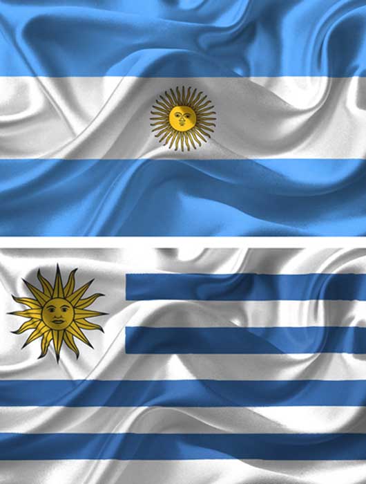 Arriba: bandera argentina. (Public Domain) Abajo: bandera uruguaya (Public Domain)