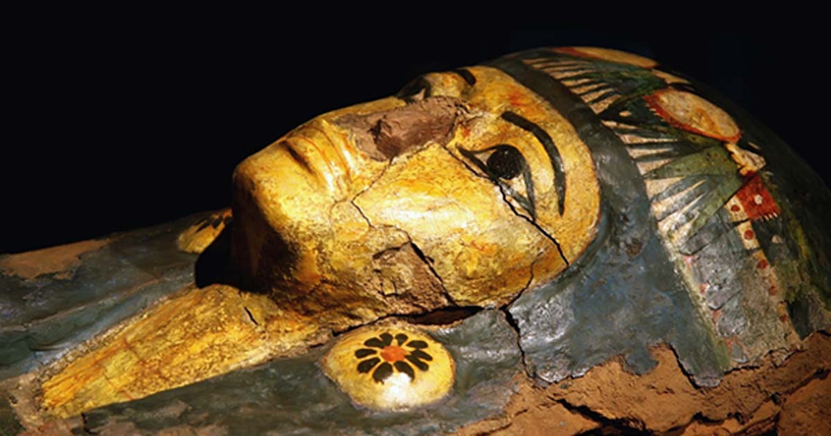 Portada - Sarcófago egipcio con restos momificados