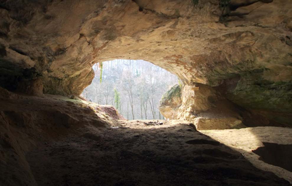 Portada - Cueva de Vindija (Croacia). Al examinar sus sedimentos mediante la nueva tecnología se ha conseguido hallar ADN Neandertal. (CC by SA 2.0)