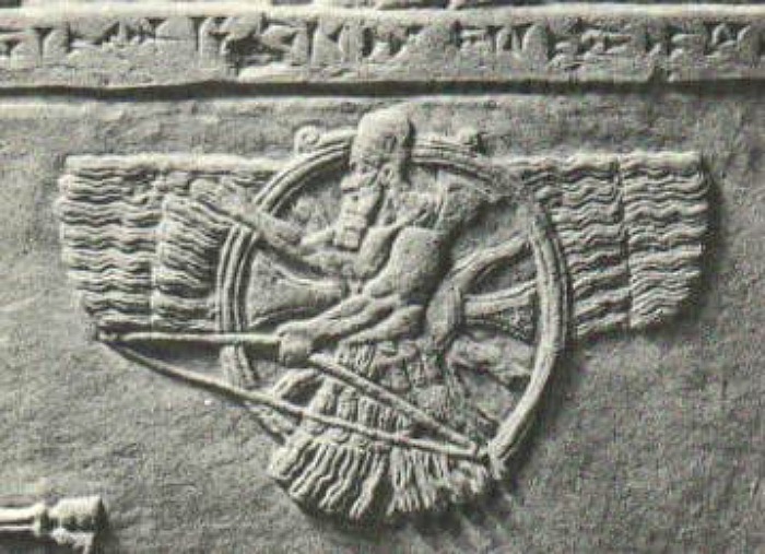 Portada - Figura de un arquero alado representación del dios Assur, considerado una versión tardía de Enlil. Sentado y superpuesto a un disco solar, el símbolo cuneiforme básico de Enlil. (Public Domain)