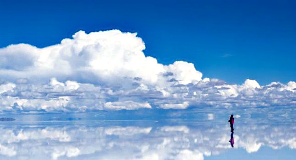Portada - En la planicie salada del Salar de Uyuni boliviano se reflejan las montañas y las nubes con una claridad sorprendente. (Fotografía: La Gran Época)