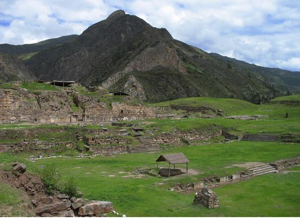 Portada-Ruinas de Chavín de Huántar en Perú, emplazamiento que según un investigador podría haber sido el mítico hogar de la antigua Górgona griega. (Sharon odb/Wikimedia Commons)