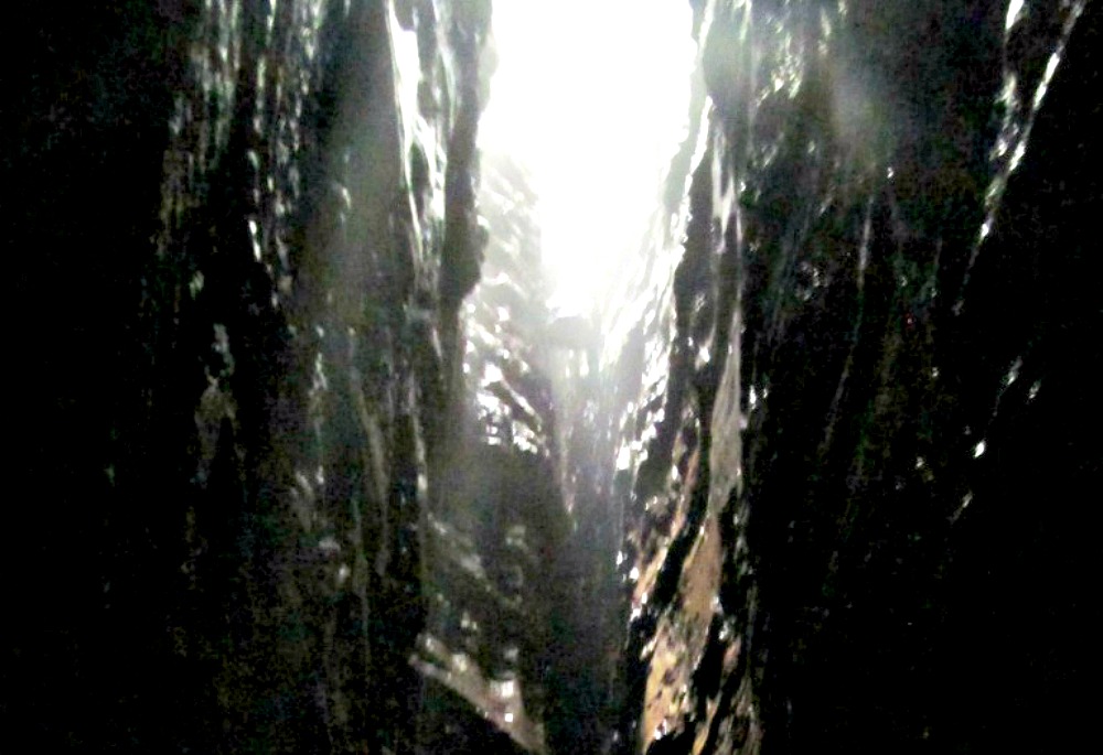 Portada - Detalle de la chimenea natural que sirve de acceso a la Cueva de los Tayos. (MezzoforteF/CC BY-SA 3.0)