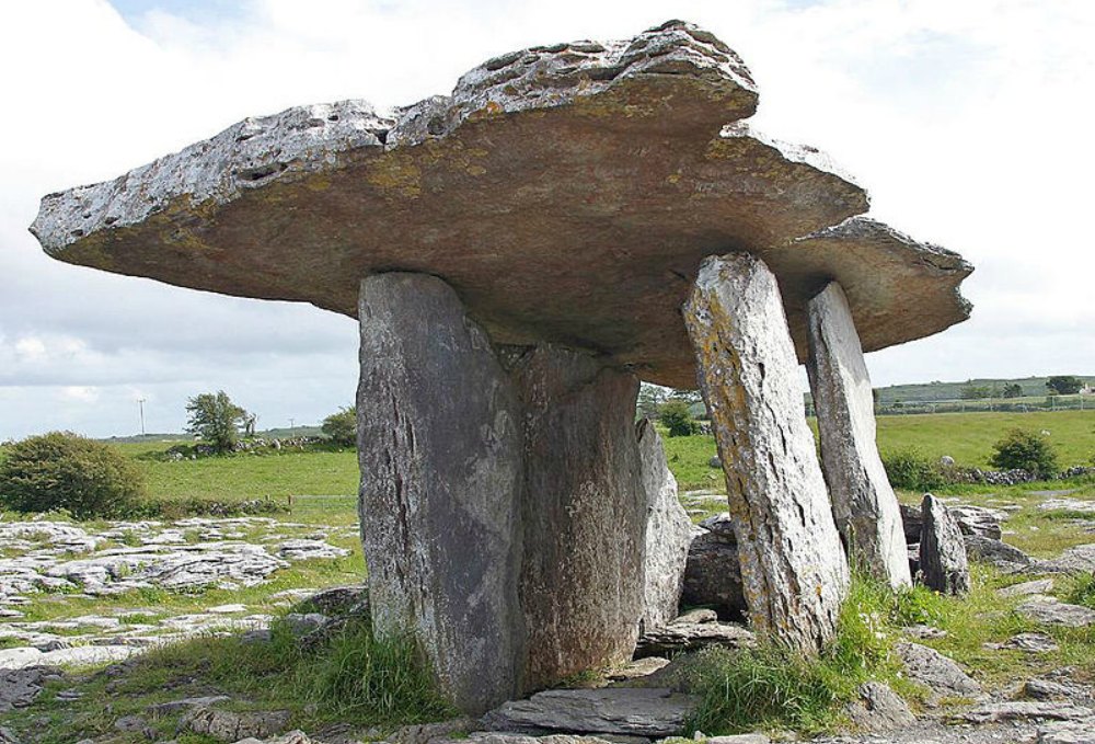 Portada - Dolmen de Poulnabrone, en The Burren, County Clare, Irlanda, datado entre los años 4200 a. C. y 2900 a. C. (Public Domain)