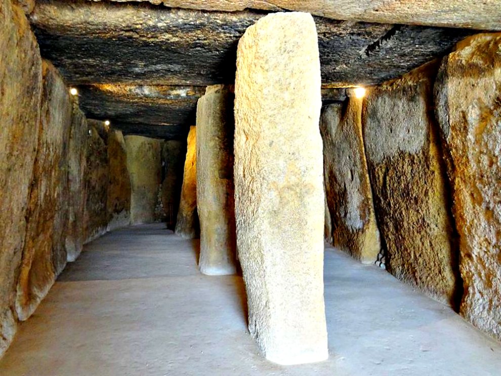 Portada - Fotografía del interior del Dolmen de Menga, Antequera, España. (Olaf Tausch/GNU)
