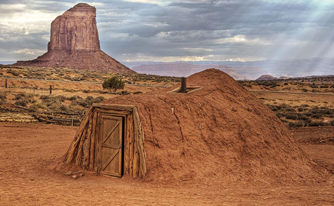 Portada - ‘Hogan’, vivienda tradicional de los Navajos, Monument Valley (Public Domain). Las leyendas de los Navajos hablan de una raza de gigantes blancos a la que llaman ‘Starnake’.