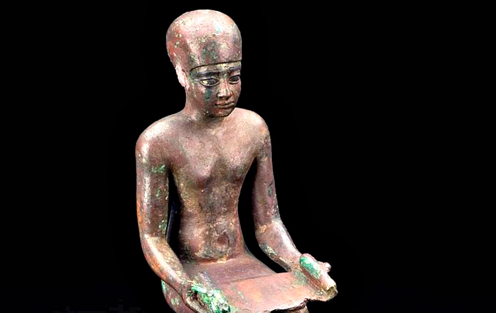 Portada - Detalle de una estatuilla de bronce de Imhotep. (Welcome Images/CC BY-SA 4.0)