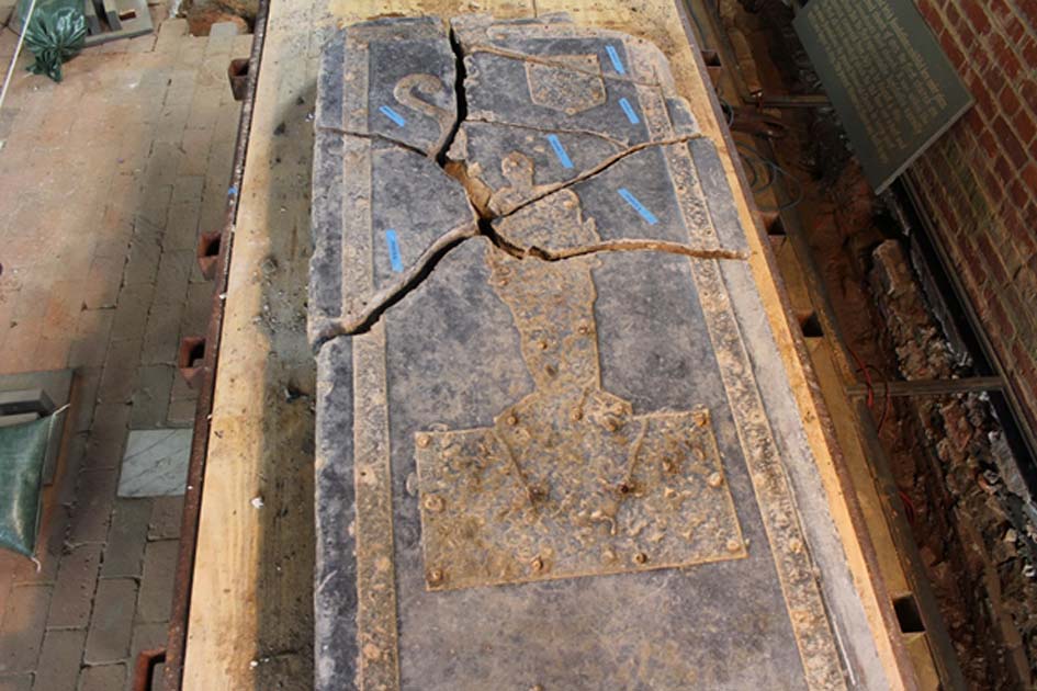 Portada - La Lápida del Caballero de Jamestown (Fotografía: Andrew Harris/WYDaily)