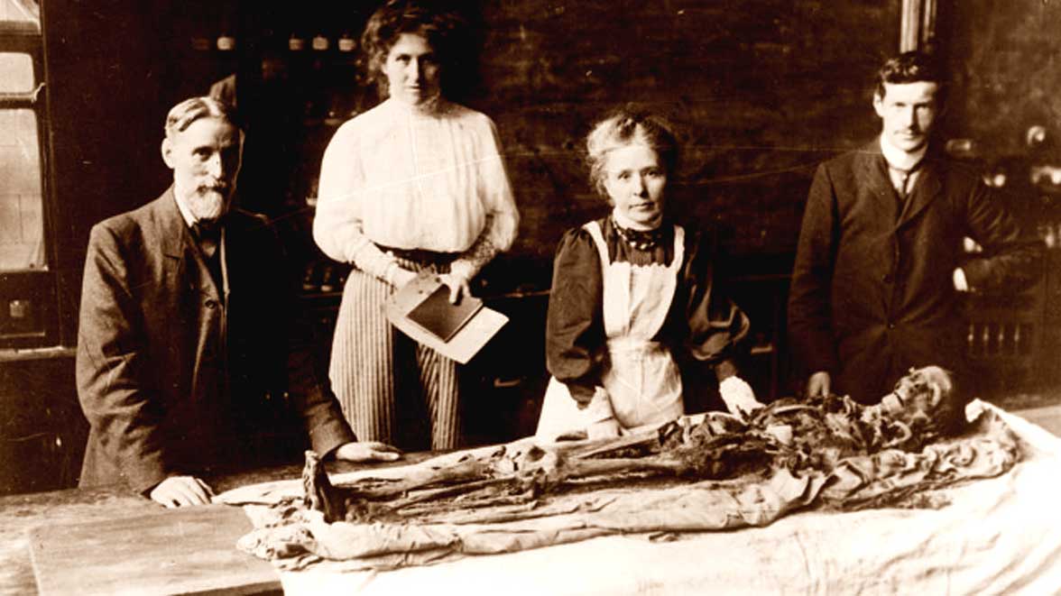 Portada - Margaret Murray retirando los vendajes de la momia de Khnum-Nakht. (Fotografía: The Manchester Museum)