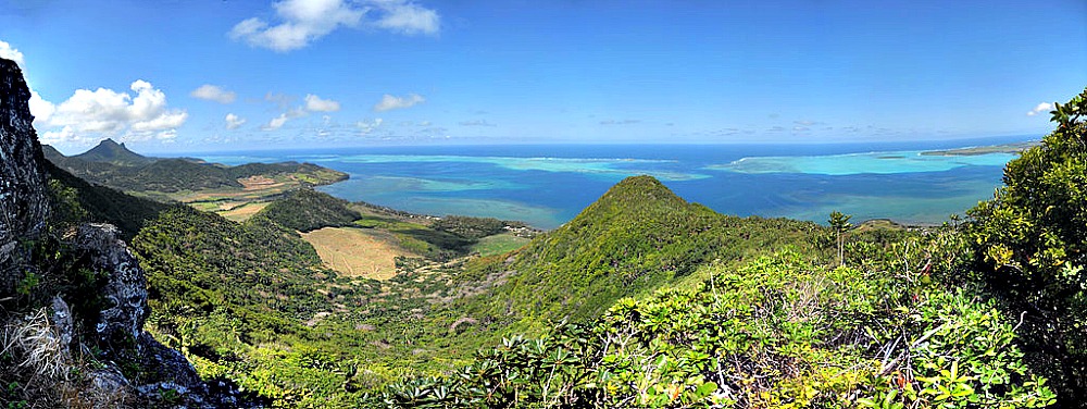 Portada - Panorámica de la costa este de isla Mauricio. Los investigadores han hallado en el interior de las jóvenes rocas volcánicas de Mauricio minerales que formaban parte del continente perdido. (carrotmadman6/CC BY-SA 2.0)
