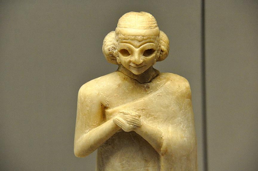 Portada - Mitad superior de una estatua de alabastro de una mujer sumeria. Las manos se encuentran unidas en un gesto de devociÃ³n. Los ojos probablemente fueran incrustaciones. Una prenda de piel de oveja cubre el hombro izquierdo de la figura. PerÃ­odo DinÃ¡stico Arcaico, c. 2400 a. C. Hallada en Mesopotamia, actual Irak. Museo BritÃ¡nico, Londres. Fuente: Osama Shukir Muhammed Amin/CC BY SA 4.0
