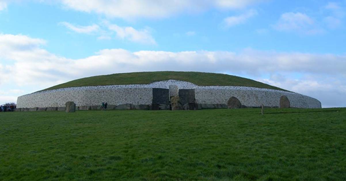 Portada - Fotografía de Newgrange. (CC BY 2.5 pl)