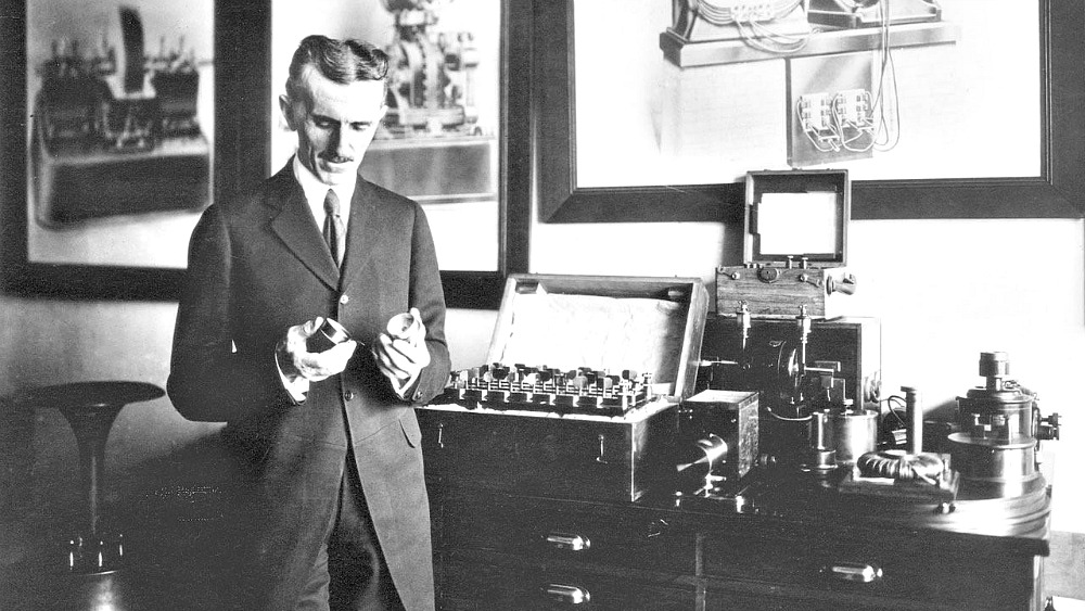 Portada - Fotografía de Nikola Tesla mostrando algunas de sus creaciones (Código Oculto)