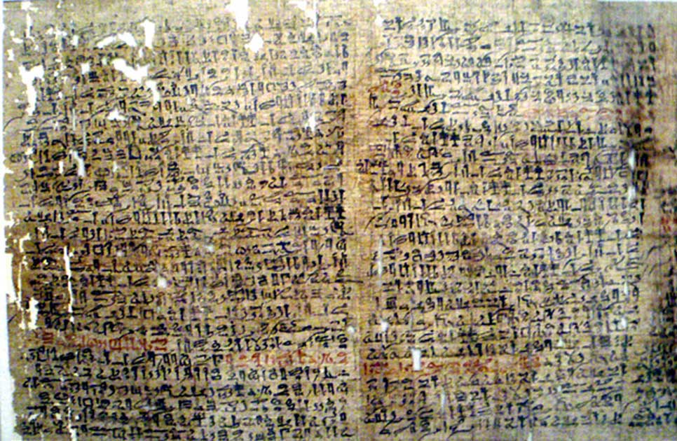 Portada - Fusión de diversas fotografías de una copia del papiro del antiguo Egipto conocido como “Papiro Westcar”, conocido también en ocasiones por un nombre más largo, “Tres Cuentos de Fantasía de la Corte del Rey Khufu,”, escrito en texto hierático. Fotografías tomadas en el Altes Museum de Berlín. (Public Domain).