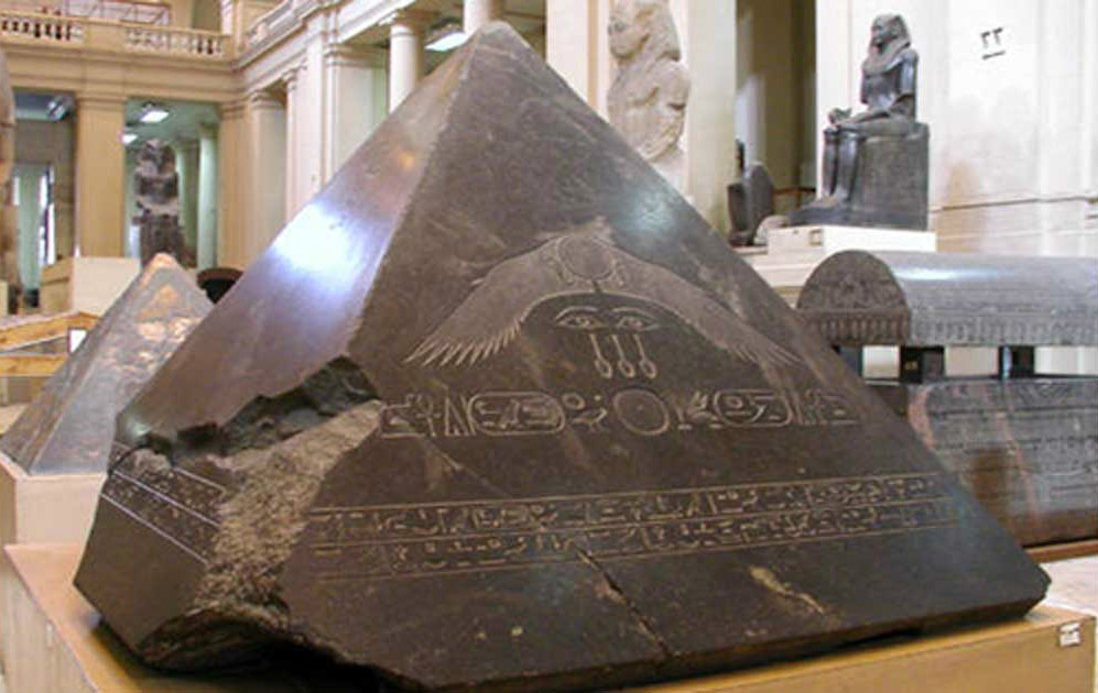 Portada - Piedra Benben (piramidión) de la pirámide de Amenemhat III, Museo Egipcio de El Cairo (Wikimedia)