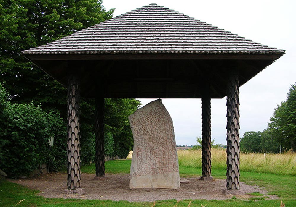 Portada - la piedra rúnica de Rök. Rök, Östergötland, Suecia. (CC BY SA 3.0)