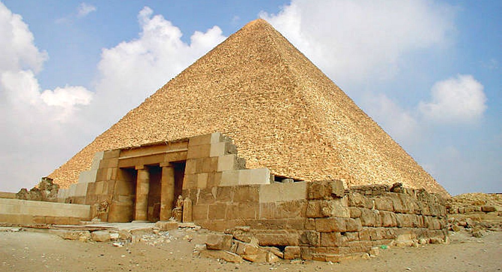 Portada - Panorámica de la cara este de la Gran Pirámide. (Public Domain)
