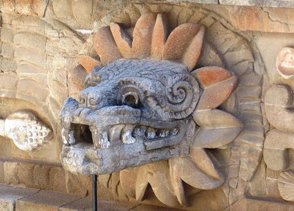Portada - Representación de Quetzalcóatl como serpiente emplumada en Teotihuacán (CC BY SA 3.0)