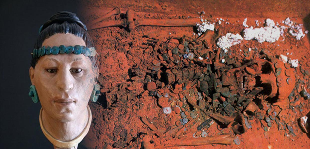 Portada - Tumba de la Reina Roja con sus restos óseos y ajuar funerario. A la izquierda, reconstrucción facial de la Reina Roja. (TOT Ciències Socials)
