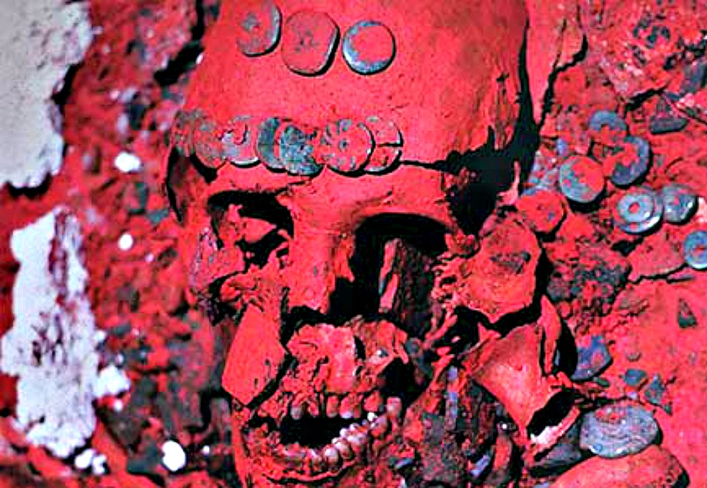 Portada - Detalle de la osamenta de la Reina Roja, llamada así por el tono escarlata que presentan sus restos debido al efecto de los casi tres centímetros de polvo de cinabrio que la cubrían. (Fotografía: Michel Zabe/INAH)