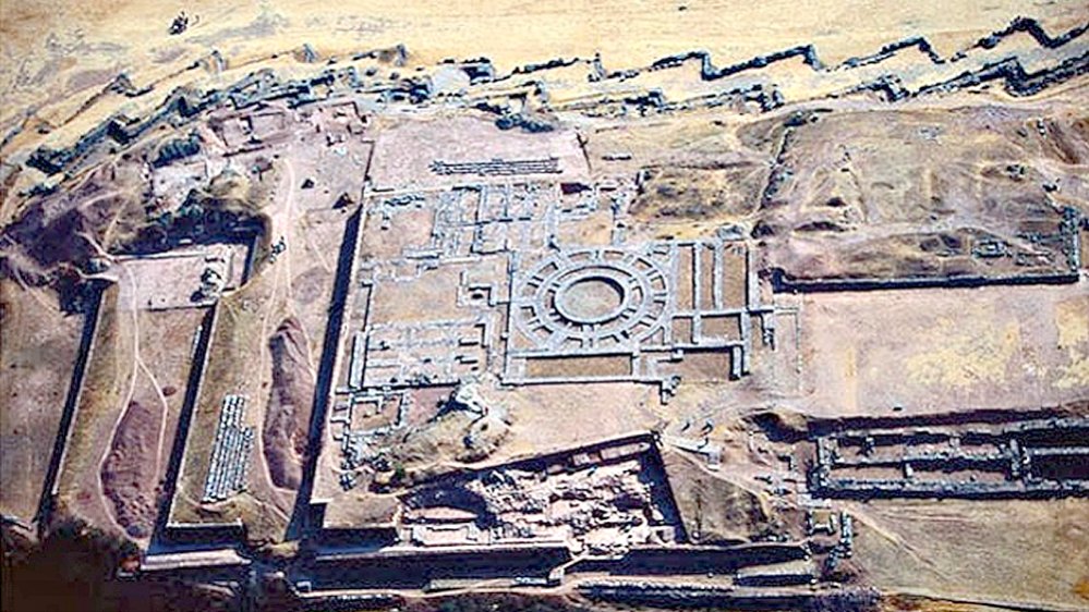 Portada - Panorámica aérea general de la Fortaleza de Sacsayhuamán. (Fotografía: Código Oculto)