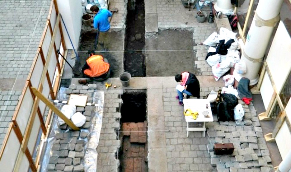 Portada - Fotografía de las excavaciones realizadas recientemente en el Museo Histórico Nacional de Santiago de Chile. (La Gran época-MNHN)