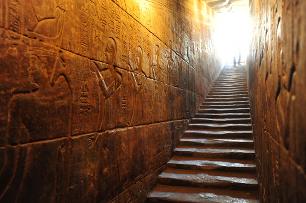 Portada - Templo de Hathor en Dendera. Los desgastados escalones conducen al tejado. En las paredes podemos observar los numerosos bajorrelieves. Fotografía: Michael Ventura / Alamy