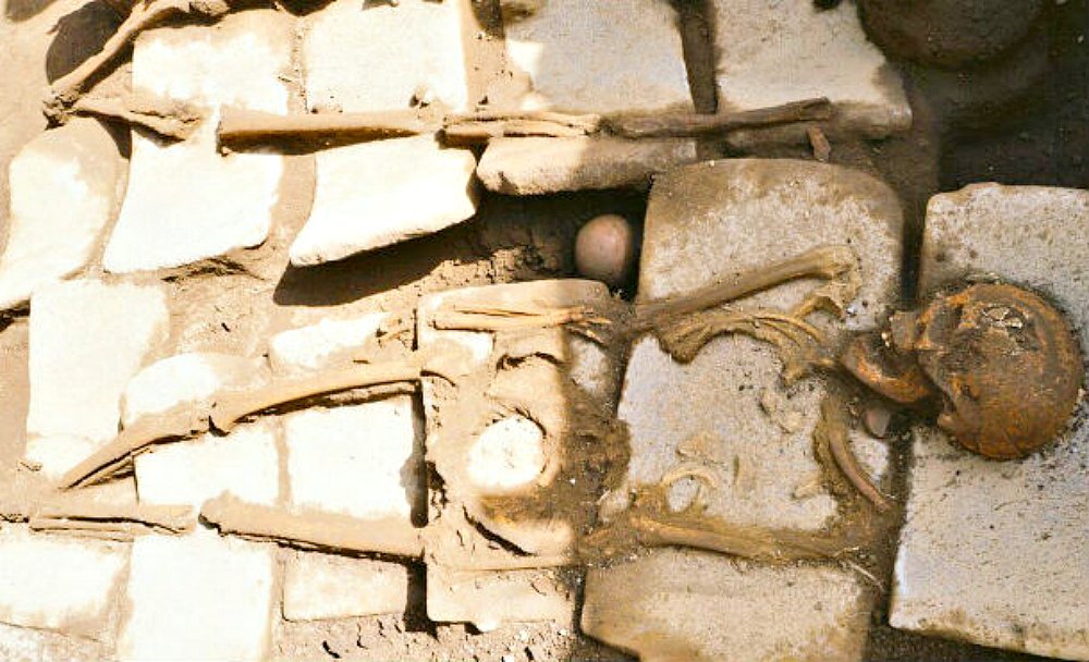 Portada - Fotografía de una de las ocho osamentas recuperadas recientemente en el yacimiento arqueológico de Ticuantepe, Nicaragua. (Fotografía: Canal 4)