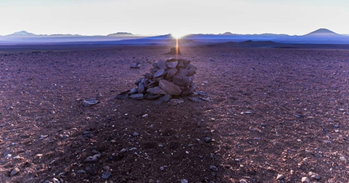 Portada - la alineaciÃ³n del sol naciente en el solsticio de invierno con los saywas del desierto de Atacama, Chile. Fuente: A. Silber, ALMA (ESO/NAOJ/NRAO).(CC BY 4.0)