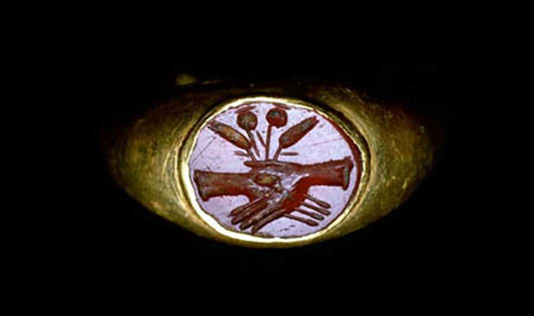 Portada - Anillo romano con manos entrelazadas: se trataba de un diseño muy popular para los anillos de bodas romanos. (Fotografía: West Semitic Research Project/University of Southern Carolina)
