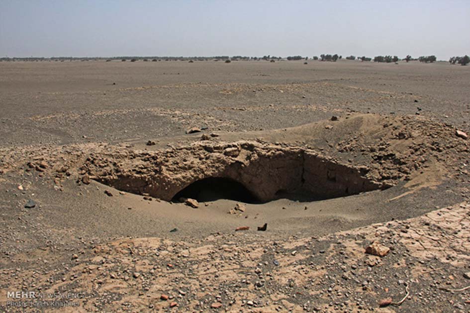 Portada - El yacimiento consta de una serie de estructuras de adobe que los arqueólogos están examinando y excavando para determinar si se trata de una necrópolis o de un asentamiento. (Agencia de Noticias MEHR / Fotografía: Laleh Khajooei)