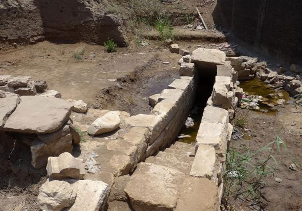 Portada - Estos escalones de piedra descubiertos recientemente en la antigua ciudad de Thmuis forman parte de un nilómetro, estructura empleada en la antigüedad para medir el nivel del Nilo durante sus crecidas. Fotografía: Greg Bondar, Tell Timai Project.