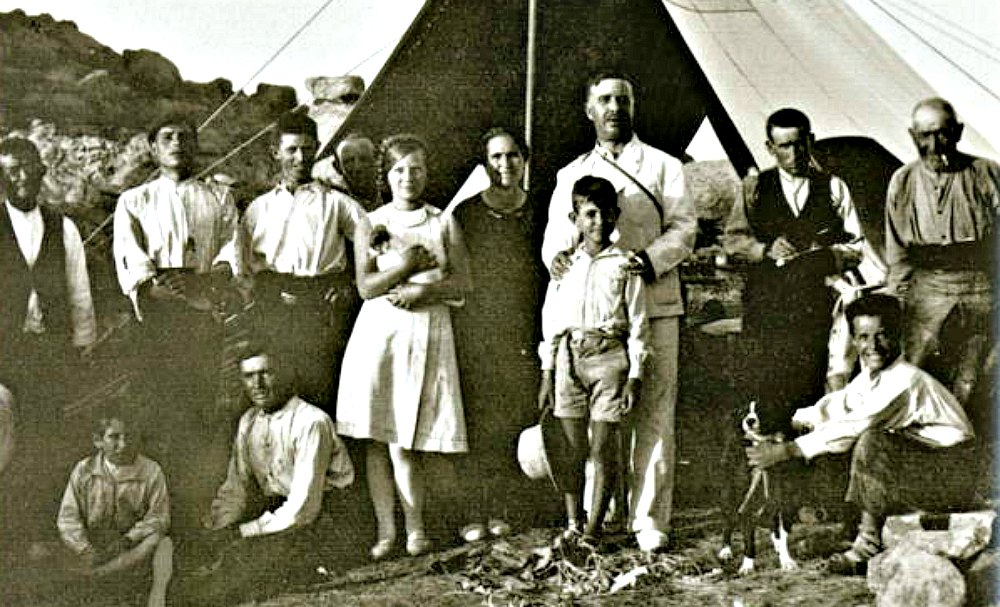 Portada - Juan Cabré, fotografiado en el centro de la imagen junto a su esposa e hijos y una cuadrilla de obreros en el transcurso de una campaña de excavaciones realizada en la década de 1930. (Public Domain)