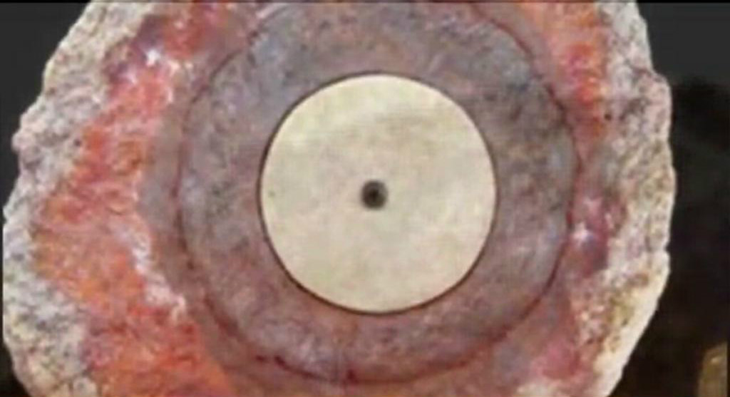 Portada - Sección del Artefacto de Coso, ¿una bujía de 500.000 años de antigüedad? (Captura de pantalla/Youtube)