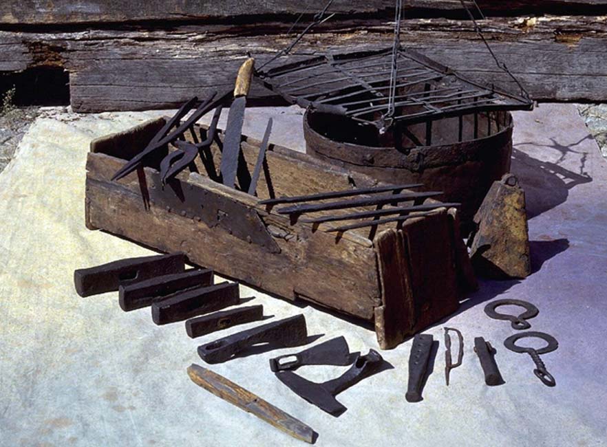 Portada - Caja de herramientas vikinga hallada en 1936 en el fondo del antiguo lago Mästermyr, isla de Gotland. (Christer Åhlin/SHMM)