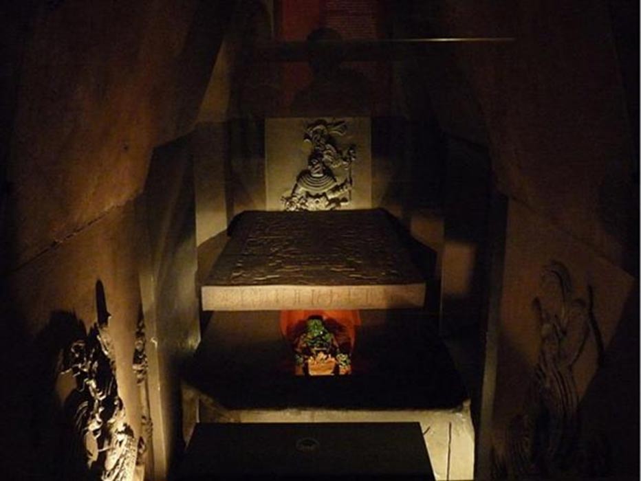 Portada - Reconstrucción de la tumba de Pakal, Museo Nacional de Antropología de México (Wikimedia Commons)