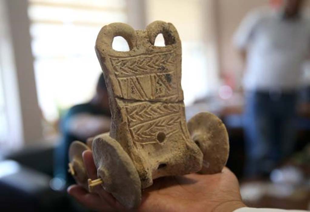 Portada - Carrito de juguete con 5.000 años de antigüedad descubierto recientemente en Turquía. Fotografía: Halil Fidan
