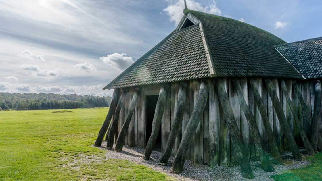 Portada - “Luz y estructura” - Reconstrucción de una vivienda comunal vikinga. Jutlandia, Dinamarca (Eric Gross/CC BY 2.0)