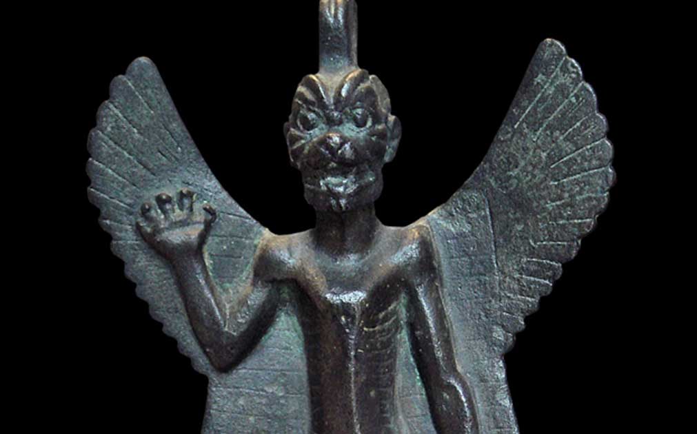 Portada - Detalle de una estatuilla de bronce de Pazuzu, (800 a. C. – 700 a. C.). Pazuzu era un espíritu maligno asirio del que se creía que podía ahuyentar a otros espíritus malignos, protegiendo de este modo a las personas contra plagas y desgracias. Fuente: CC BY SA 3.0