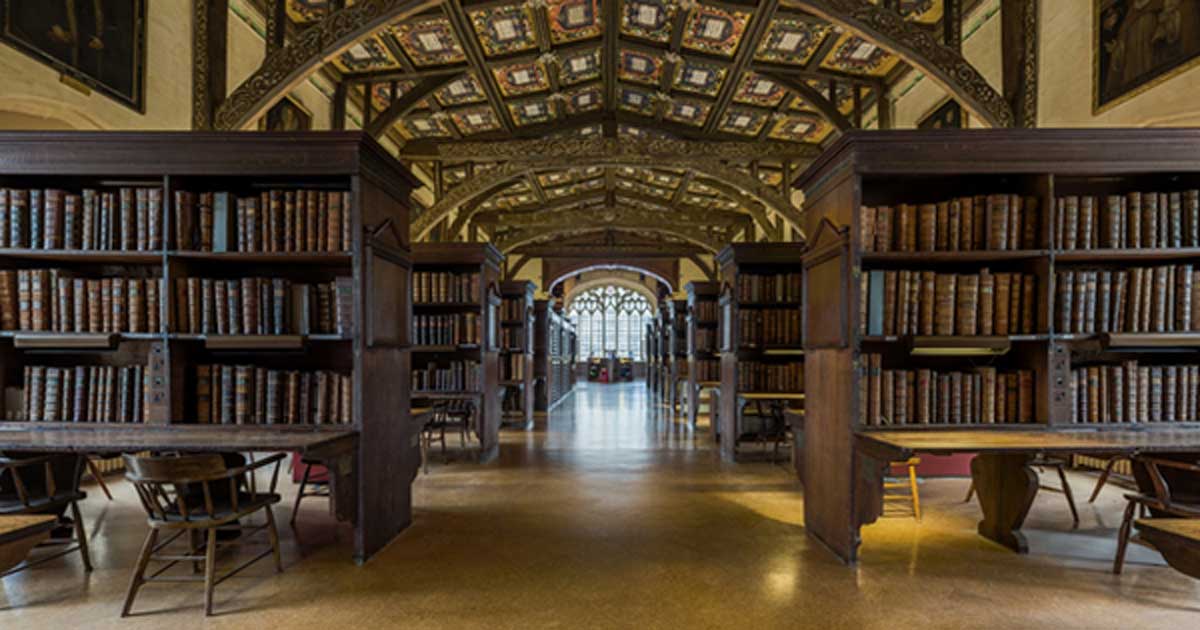 Portada - Interior de la Biblioteca de Duke Humphrey, la más antigua sala de lectura de la biblioteca Bodleiana de la Universidad de Oxford. (CC BY-SA 3.0)