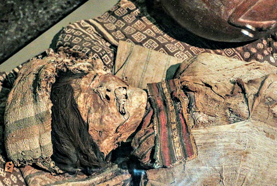 Portada-Detalle de momia expuesta en el Museo Brüning de Lambayeque, Perú. (Public Domain) 
