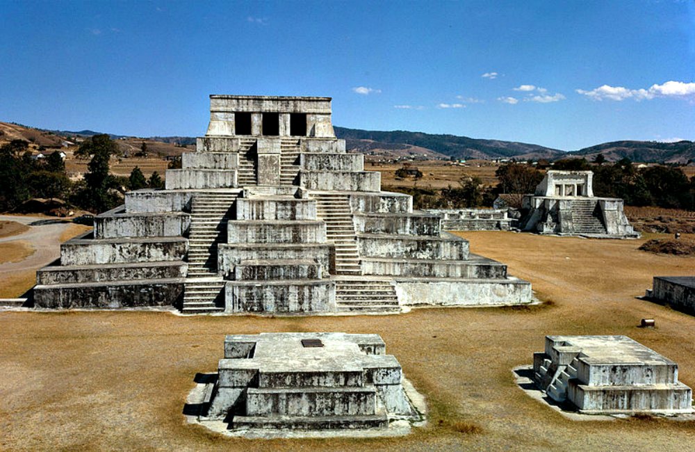 Portada - Fotografía de Zaculeu, la capital posclásica del reino Mam, señorío de la civilización maya en las tierras altas de Guatemala. (HJPD/Public Domain)