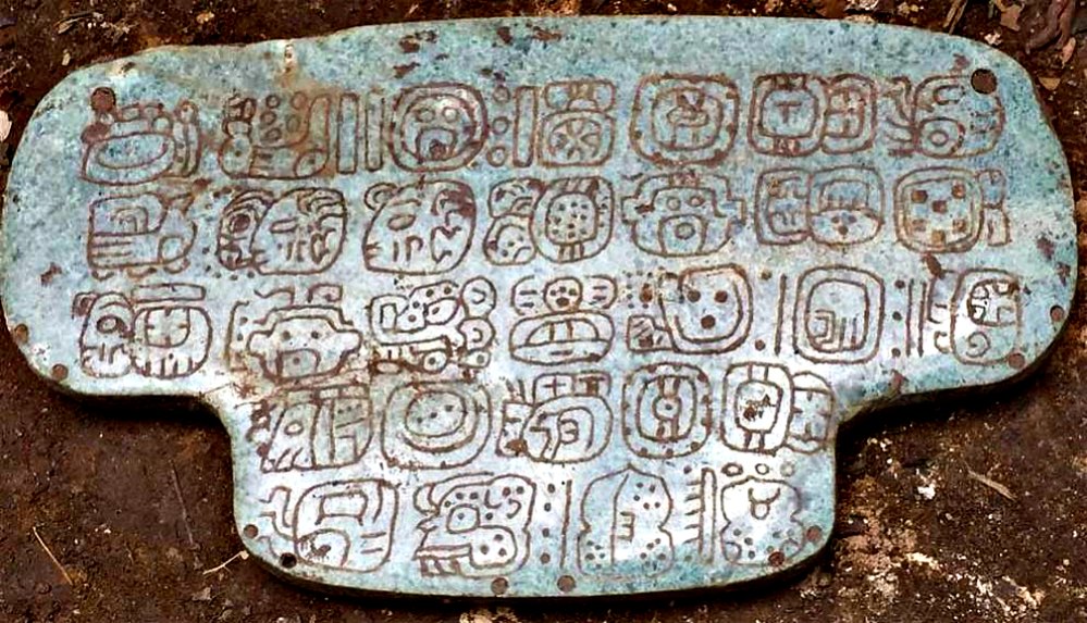 Portada - Primer plano del importante colgante de jade maya con inscripciones hallado en Belice. (Fotografía: Tribuna Salamanca)