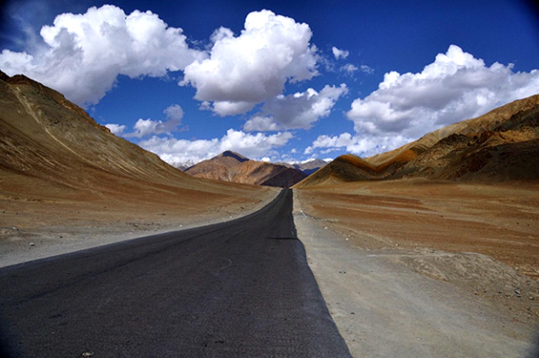 Portada - Colina antigravitatoria situada cerca de Leh, en la región india de Ladakh. Supuestamente, la colina posee propiedades magnéticas lo suficientemente fuertes como para arrastrar a los coches hacia arriba por la pendiente. (Fotografía: CC BY NC SA 2.0)